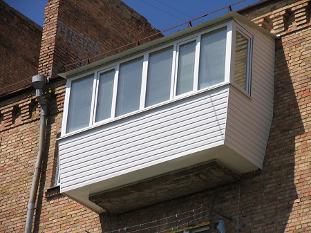 Остекление балкона с выносом: особенности и монтаж